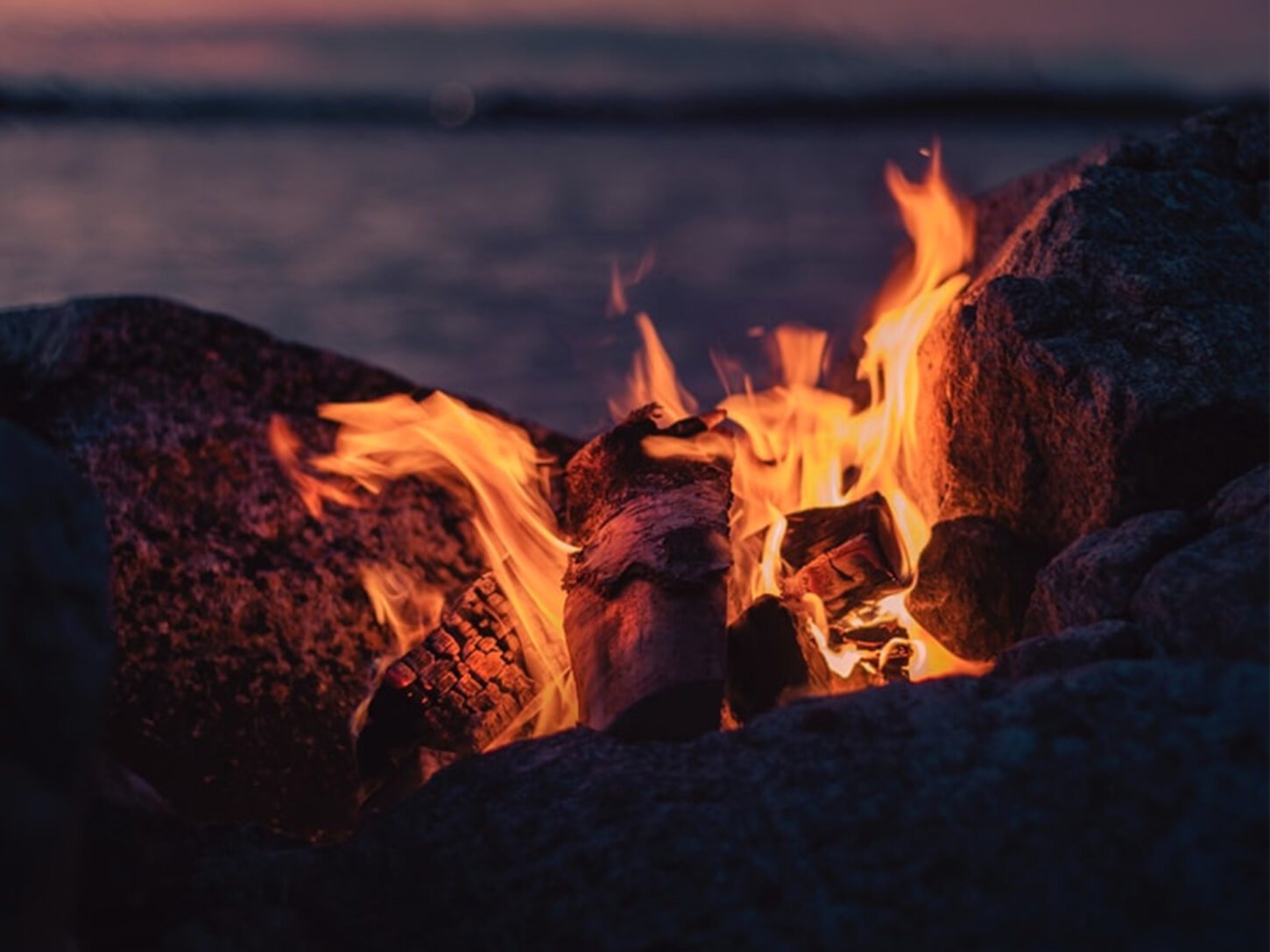 Ein flackerndes Lagerfeuer, Symbolbild für die Raw Yarn Kollektion 