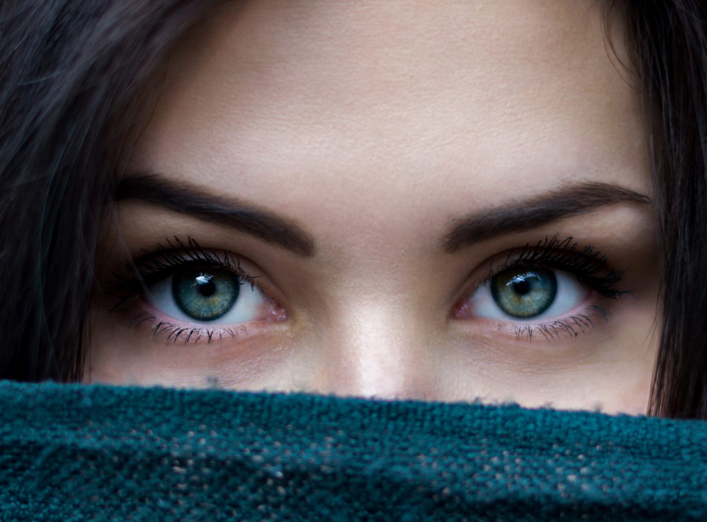 Grün-blaue Augen einer Frau.