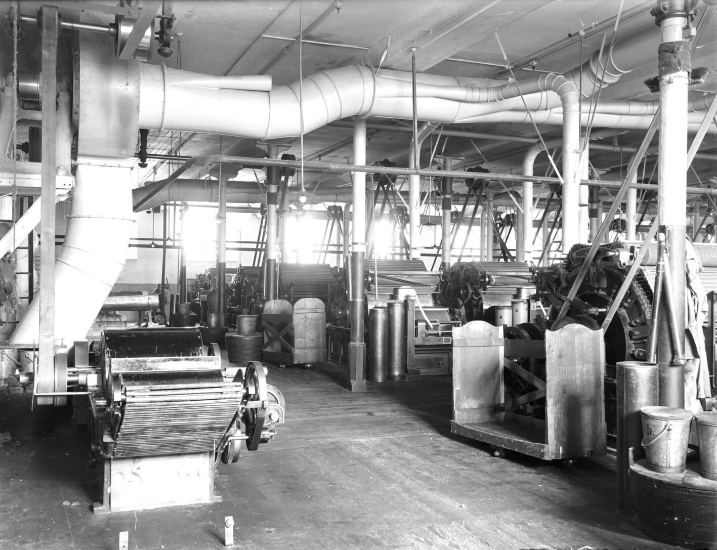 Schwarz-Weiss Bild der Spoerry 1866 Fabrik in Flums, im Jahr 1998.