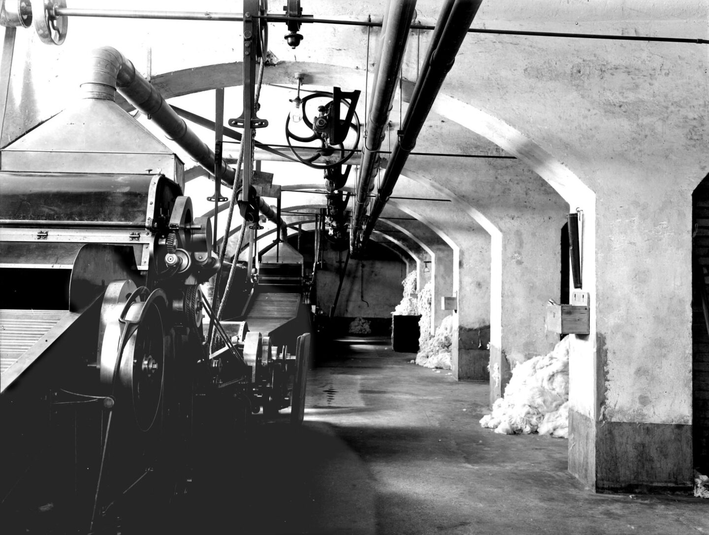 Schwarz-Weiss Bild der Spoerry 1866 Fabrik in Flums, im Jahr 2003.
